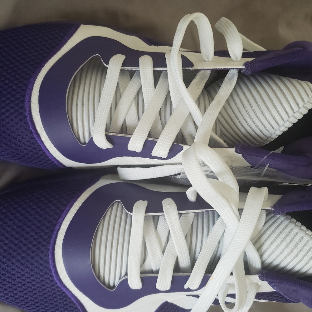 Basketball shoes